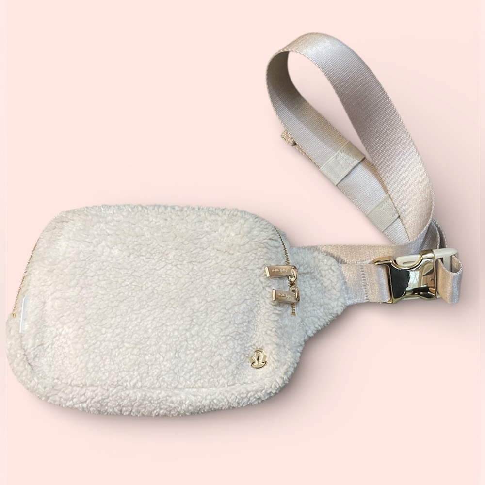 Lululemon Everywhere Fleece Belt Bag Natural Ivory Trench EUC